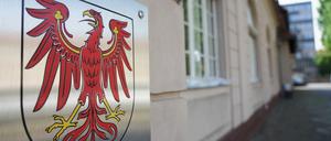 Das Landeswappen mit dem roten Adler hängt neben dem Eingang zum Brandenburger Verfassungsgericht. 