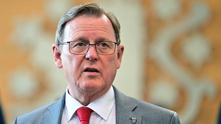 ARCHIV - 01.06.2023, Thüringen, Erfurt: Bodo Ramelow (Die Linke), Ministerpräsident von Thüringen, steht im Plenarsaal des Landtags, bevor er eine Regierungserklärung zum diesjährigen Thüringen Monitor abgibt. (zu dpa: «Ramelow: Grundgesetz per Volksabstimmung zur Verfassung machen») Foto: Martin Schutt/dpa +++ dpa-Bildfunk +++