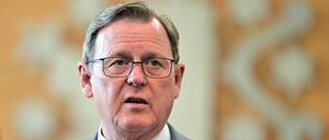 ARCHIV - 01.06.2023, Thüringen, Erfurt: Bodo Ramelow (Die Linke), Ministerpräsident von Thüringen, steht im Plenarsaal des Landtags, bevor er eine Regierungserklärung zum diesjährigen Thüringen Monitor abgibt. (zu dpa: «Ramelow: Grundgesetz per Volksabstimmung zur Verfassung machen») Foto: Martin Schutt/dpa +++ dpa-Bildfunk +++