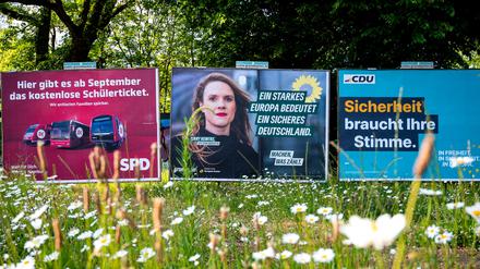 PRODUKTION - 19.05.2024, Hamburg: Wahlplakate zur Europawahl von der SPD, Bündnis90/ Die Grünen und der CDU stehen an einer Straße. Angesichts der jüngsten Angriffe im Wahlkampf haben auch die Hamburger Parteien Vorsichtsmaßnahmen ergriffen. (zu dpa «Angriffe im Wahlkampf sorgen Parteien auch in Hamburg») Foto: Daniel Bockwoldt/dpa - ACHTUNG: Nur zur redaktionellen Verwendung im Zusammenhang mit der aktuellen Berichterstattung und nur mit vollständiger Nennung des vorstehenden Credits +++ dpa-Bildfunk +++
