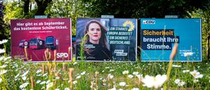 PRODUKTION - 19.05.2024, Hamburg: Wahlplakate zur Europawahl von der SPD, Bündnis90/ Die Grünen und der CDU stehen an einer Straße. Angesichts der jüngsten Angriffe im Wahlkampf haben auch die Hamburger Parteien Vorsichtsmaßnahmen ergriffen. (zu dpa «Angriffe im Wahlkampf sorgen Parteien auch in Hamburg») Foto: Daniel Bockwoldt/dpa - ACHTUNG: Nur zur redaktionellen Verwendung im Zusammenhang mit der aktuellen Berichterstattung und nur mit vollständiger Nennung des vorstehenden Credits +++ dpa-Bildfunk +++