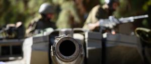Israelische Soldaten arbeiten auf einem Merkava-Panzer in einer Stellung im Norden Israels an der Grenze zum Libanon (Archivbild).