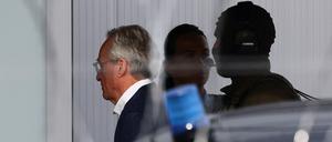 Heinrich XIII Prinz Reuss wird am Dienstag in den Gerichtssaal eskortiert.