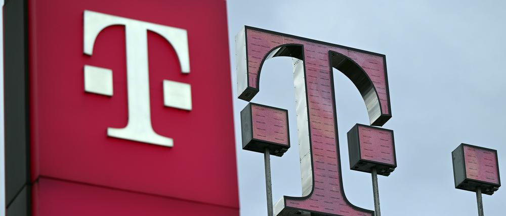 Das Logo der Telekom steht auf dem Dach der Unternehmenszentrale in Bonn (Archivbild)). 