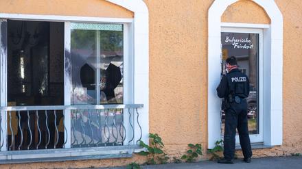Ein Polizist sichert an einer Tür von dem Restaurant „Mittelpunkt der Erde“ in Hoppegarten Spuren. In dem Restaurant wurde eine Scheibe eingeschlagen, die Fassade beschmiert und Buttersäure verteilt. Das Restaurant war vor kurzem Treffpunkt einer rechten Buchmesse zu der ein AfD-Politiker eingeladen hatte. Die Feuerwehr war wegen der Buttersäure mit rund 20 Fahrzeugen im Einsatz.