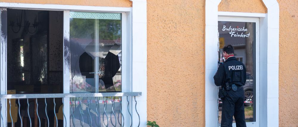 Ein Polizist sichert an einer Tür von dem Restaurant „Mittelpunkt der Erde“ in Hoppegarten Spuren. In dem Restaurant wurde eine Scheibe eingeschlagen, die Fassade beschmiert und Buttersäure verteilt. Das Restaurant war vor kurzem Treffpunkt einer rechten Buchmesse zu der ein AfD-Politiker eingeladen hatte. Die Feuerwehr war wegen der Buttersäure mit rund 20 Fahrzeugen im Einsatz.