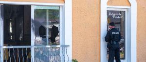 Ein Polizist sichert an einer Tür von dem Restaurant „Mittelpunkt der Erde“ in Hoppegarten Spuren. In dem Restaurant wurde eine Scheibe eingeschlagen, die Fassade beschmiert und Buttersäure verteilt. Das Restaurant war vor kurzem Treffpunkt einer rechten Buchmesse zu der ein AfD-Politiker eingeladen hatte. Die Feuerwehr war wegen der Buttersäure mit rund 20 Fahrzeugen im Einsatz.