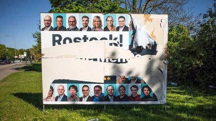 Ein zerstörtes Wahlplakat in Rostock.