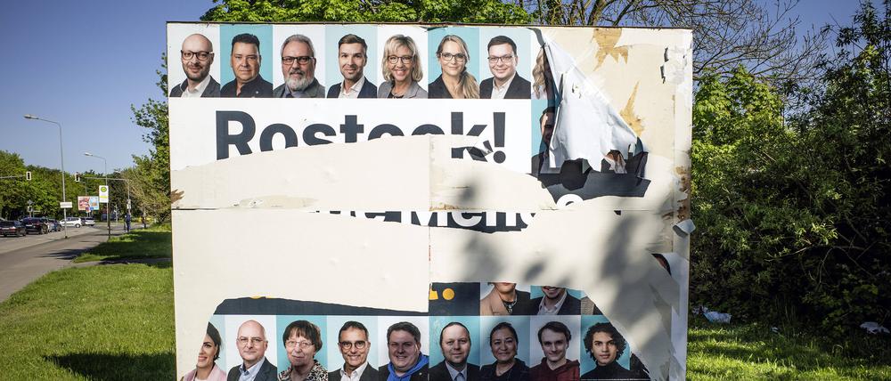 Beschädigtes Wahlplakat in Rostock.