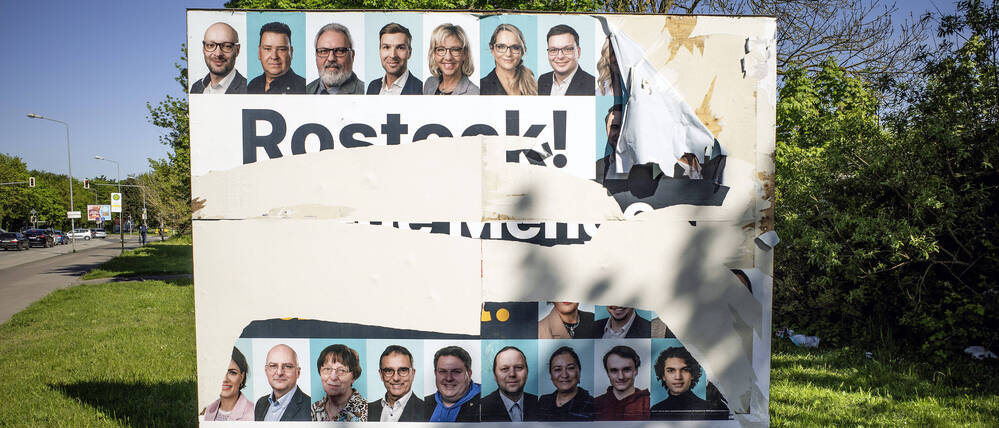 Ein zerstörtes Wahlplakat in Rostock.
