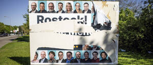 Beschädigtes Wahlplakat in Rostock.