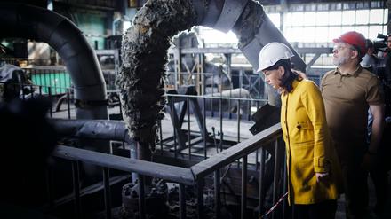Annalena Baerbock besucht ein bei einem Raketenangriff zerstörtes Kraftwerk. Hier mit dem Energieminister der Ukraine, Herman Halushschenko.  
