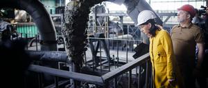 Annalena Baerbock besucht ein bei einem Raketenangriff zerstörtes Kraftwerk. Hier mit dem Energieminister der Ukraine, Herman Halushschenko.  
