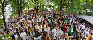 Fußballfans jubeln in einem Münchner Biergarten während eines Spiels der deutschen Nationalmannschaft 2014. 