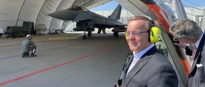 Boris Pistorius (M., SPD), Bundesverteidigungsminister, steht neben einem Hangar mit einem Eurofighter der Luftwaffe. 