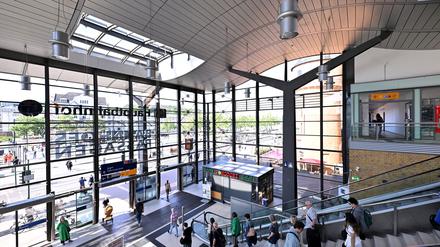 Potsdam, 21.05.2024, Lokales, Potsdam Hauptbahnhof, Thema Wasserschäden, Wasserschaeden, Eingangshalle, Rolltreppe, Rolltreppen, Foto: Ottmar Winter PNN ACHTUNG: Foto ist ausschließlich für redaktionelle Berichterstattung der PNN und des TGSP! Eine kommerzielle Nutzung, z.B. Werbung, ist ausgeschlossen. Die Weitergabe an nicht autorisierte Dritte, insbesondere eine weitergehende Vermarktung über Bilddatenbanken, ist unzulässig.