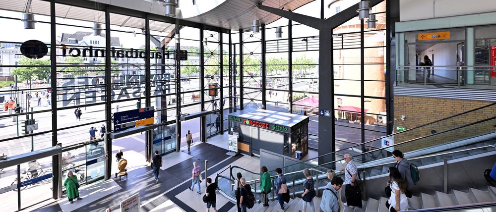 Potsdam, 21.05.2024, Lokales, Potsdam Hauptbahnhof, Thema Wasserschäden, Wasserschaeden, Eingangshalle, Rolltreppe, Rolltreppen, Foto: Ottmar Winter PNN ACHTUNG: Foto ist ausschließlich für redaktionelle Berichterstattung der PNN und des TGSP! Eine kommerzielle Nutzung, z.B. Werbung, ist ausgeschlossen. Die Weitergabe an nicht autorisierte Dritte, insbesondere eine weitergehende Vermarktung über Bilddatenbanken, ist unzulässig.