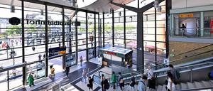 Potsdam, 21.05.2024, Lokales, Potsdam Hauptbahnhof, Thema Wasserschäden, Wasserschaeden, Eingangshalle, Rolltreppe, Rolltreppen, Foto: Ottmar Winter PNN ACHTUNG: Foto ist ausschließlich für redaktionelle Berichterstattung der PNN und des TGSP! Eine kommerzielle Nutzung, z.B. Werbung, ist ausgeschlossen. Die Weitergabe an nicht autorisierte Dritte, insbesondere eine weitergehende Vermarktung über Bilddatenbanken, ist unzulässig.