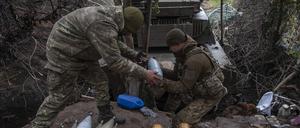 Ukrainische Soldaten bereiten Haubitzengranaten vor.