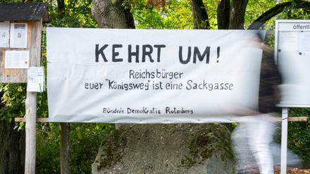 ARCHIV - 08.10.2023, Brandenburg, Lychen: «Kehrt um! Reichsbürger euer «Königsweg» ist eine Sackgasse» steht auf einem Banner des Demokratiebündnisses Rutenberg, das ein Demokratiefest veranstaltet. Das Bündnis richtet sich gegen demokratiefeindliche und rechtsextreme Bestrebungen. In dem Ort wollten unter anderem Reichsbürger eine ehemalige Gaststätte kaufen. (zu dpa: «Ein Dorf stellt sich gegen «Reichsbürger» - Ehrung für Bündnis») Foto: Sebastian Gollnow/dpa +++ dpa-Bildfunk +++