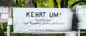 ARCHIV - 08.10.2023, Brandenburg, Lychen: «Kehrt um! Reichsbürger euer «Königsweg» ist eine Sackgasse» steht auf einem Banner des Demokratiebündnisses Rutenberg, das ein Demokratiefest veranstaltet. Das Bündnis richtet sich gegen demokratiefeindliche und rechtsextreme Bestrebungen. In dem Ort wollten unter anderem Reichsbürger eine ehemalige Gaststätte kaufen. (zu dpa: «Ein Dorf stellt sich gegen «Reichsbürger» - Ehrung für Bündnis») Foto: Sebastian Gollnow/dpa +++ dpa-Bildfunk +++