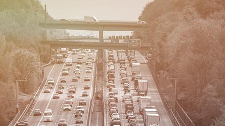 Dichter Verkehr. Die Zahl der Autos steigt in Deutschland.