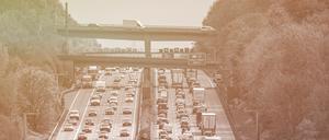 Dichter Verkehr. Die Zahl der Autos steigt in Deutschland. 