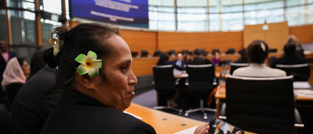 Eine Vertreterin mit Blume im Haar und weitere Vertreter, Anwälte und Anwältinnen einer Gruppe von neun kleinen Inselstaaten im Pazifik und in der Karibik sitzen im Gerichtssaal zu Beginn einer Sitzung des Internationalen Seegerichtshofs.