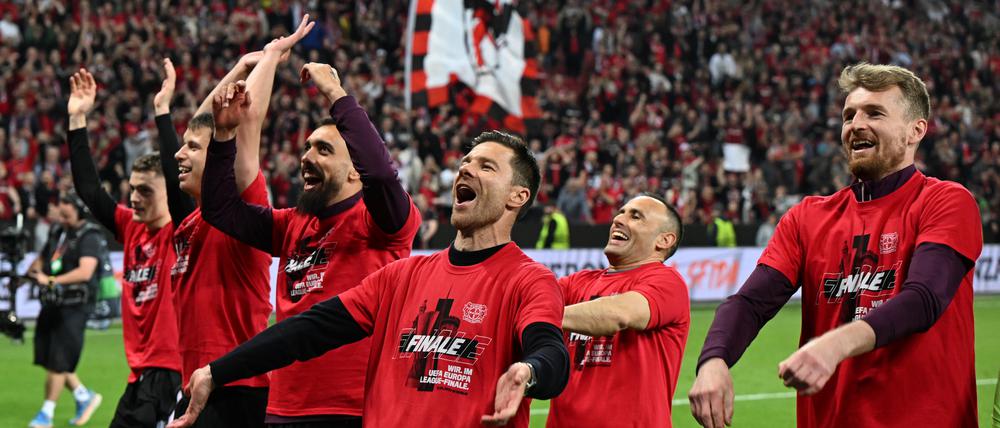 Leverkusens Spieler feiern am 9. Mai 2024 nach dem Spiel gegen den AS Rom mit den Fans.