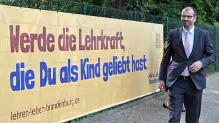 Bildungsminister Steffen Freiberg präsentiert die neue Werbe- Kampagne