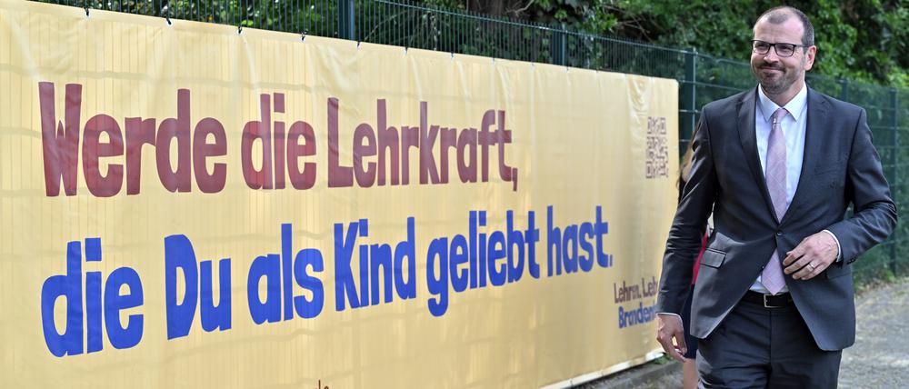Bildungsminister Steffen Freiberg präsentiert die neue Werbe- Kampagne