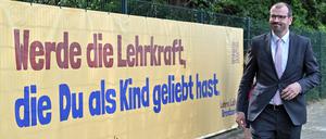 Bildungsminister Steffen Freiberg präsentiert die neue Werbe- Kampagne