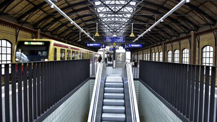 Eine Personengruppe soll einen Mann am S-Bahnhof Bellevue angegriffen haben.