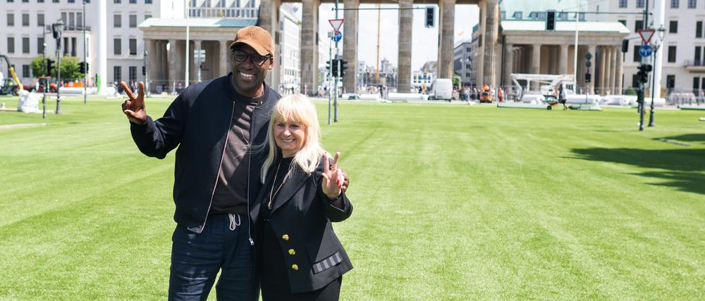 Senator Joe Chialo (CDU) und Senatorin Iris Spranger (SPD) stehen in der Fanzone zur Fußball-EM vor dem Brandenburger Tor.