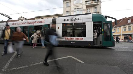 Eine Straßenbahn in der Potsdamer Innenstadt.