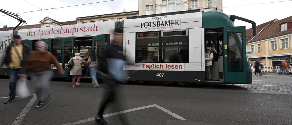 Eine Straßenbahn in der Potsdamer Innenstadt.