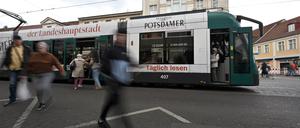 Eine Straßenbahn in der Potsdamer Innenstadt.