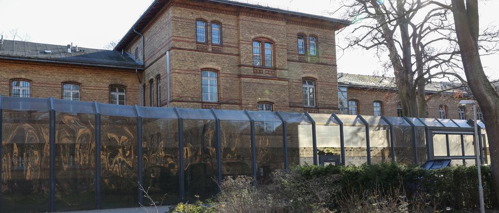 Blick auf eines der Gebäude vom Krankenhaus-Maßregelvollzug für als psychiatrisch auffällig oder suchtkrank eingestufte Straftäter auf dem Gelände der Karl-Bonhoeffer-Nervenklinik