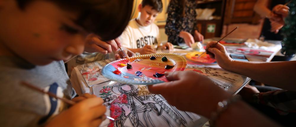 Rumänische Ikonen in der Golmer Kirche. Begleitend zur Ausstellung des rumänischen Ikonenmalers Florin Poenariu in der Kirche Golm gab es einen Workshop zum Ikonenmalen.