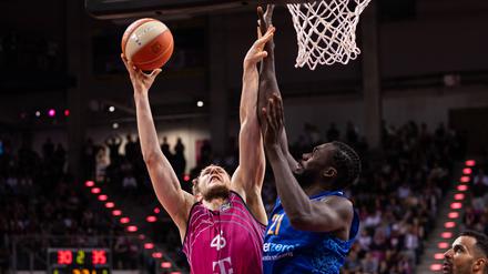 Fürs Bonns Christian Sengfelder gibt es kein Durchkommen gegen Alba-Profi Khalifa Koumadje.