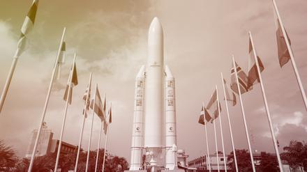 Eine Attrappe der Arianespace-Rakete „Ariane 5“ am Eingang des Raumfahrtzentrums von Kourou, Französisch-Guayana