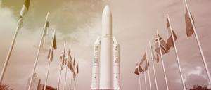 Eine Attrappe der Arianespace-Rakete „Ariane 5“ am Eingang des Raumfahrtzentrums von Kourou, Französisch-Guayana