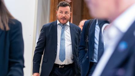Signa-Gründer René Benko trifft im österreichischen Parlament ein. Er ist in einem parlamentarischen Ausschuss geladen, der die mutmaßliche Bevorzugung von Unternehmern durch die Kanzlerpartei ÖVP untersucht. 