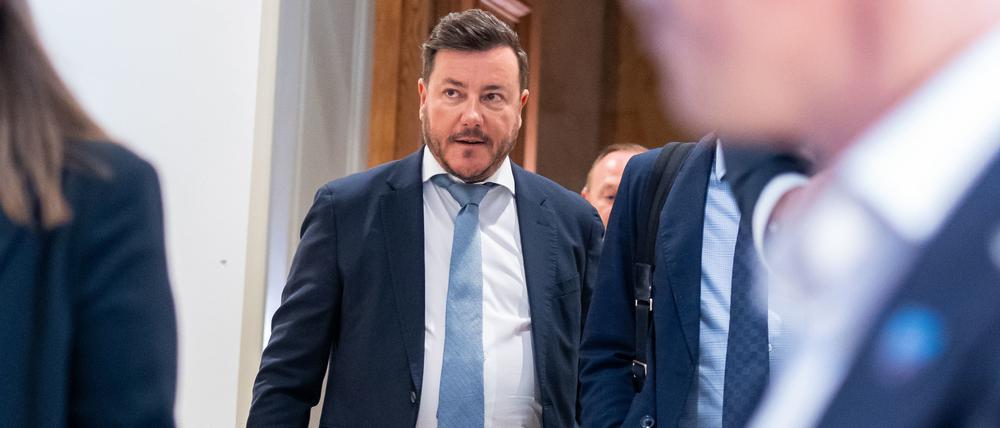Signa-Gründer René Benko trifft im österreichischen Parlament ein. Er ist in einem parlamentarischen Ausschuss geladen, der die mutmaßliche Bevorzugung von Unternehmern durch die Kanzlerpartei ÖVP untersucht.