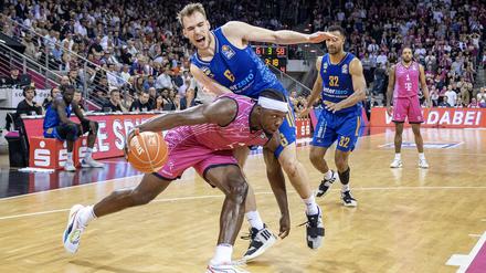 Trotz der klaren Erfolge über Bonn musste Alba (hier in den blauen Trikots) gegen die Baskets Bonn alles aufbieten.
