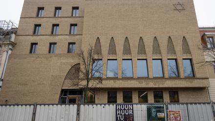 Ein Bauzaun steht vor der Baustelle des jüdischen Synagogen- und Gemeindezentrums in der Potsdamer Schlossstraße.