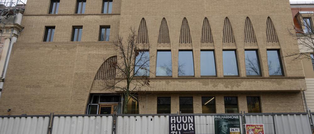 Ein Bauzaun steht vor der Baustelle des jüdischen Synagogen- und Gemeindezentrums in der Potsdamer Schlossstraße.