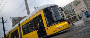 Eine Straßenbahn der Berliner Verkehrsbetriebe (BVG) fährt vor dem Fernsehturm über den Alexanderplatz. Die Linke in Berlin macht sich für einen schnelleren Ausbau des Straßenbahnnetzes in Berlin stark. +++ dpa-Bildfunk +++