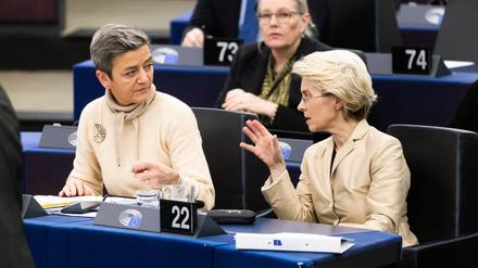 Margrethe Vestager (links), Europäische Kommissarin für Wettbewerb und Vizepräsidentin der Europäischen Kommission, mit Ursula von der Leyen, Präsidentin der Europäischen Kommission.
