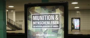 „Munition und Menschenleben: Bisschen Schwund ist immer“: Das Gelöbnis der Bundeswehr in Berlin wurde mit einer sogenannten Adbusting-Aktion angegriffen. 